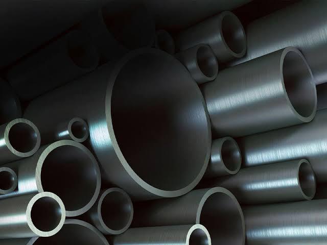 Stainless steel seamless pipes are essential across many industries, including: Oil & Gas: Pipeline systems, offshore platforms, and refineries. Chemical & Petrochemical: Transporting acids, chemicals, and solvents under pressure. Food & Beverage: Sanitary fluid handling systems requiring hygienic finishes. Pharmaceuticals: Sterile environments with strict material purity standards. Power Generation: Boilers, heat exchangers, and condensers. Construction & Architecture: Structural supports, railing systems, and design elements.